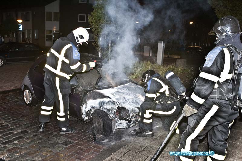 11101503.jpg - FOTOOPDRACHT:Dordrecht :15-10-2011:Auto brand Op de lijnbaan in Dordrecht is van nacht rond 1.30 uur een Ford Ka volledig uitgebrand, de brandweer bluste het voertuig waar niets van over gebleven was. De poltie stelt een onderzoek in na de toedracht van de auto brandDeze digitale foto blijft eigendom van FOTOPERSBURO BUSINK. Wij hanteren de voorwaarden van het N.V.F. en N.V.J. Gebruik van deze foto impliceert dat u bekend bent  en akkoord gaat met deze voorwaarden bij publicatie.EB/ETIENNE BUSINK