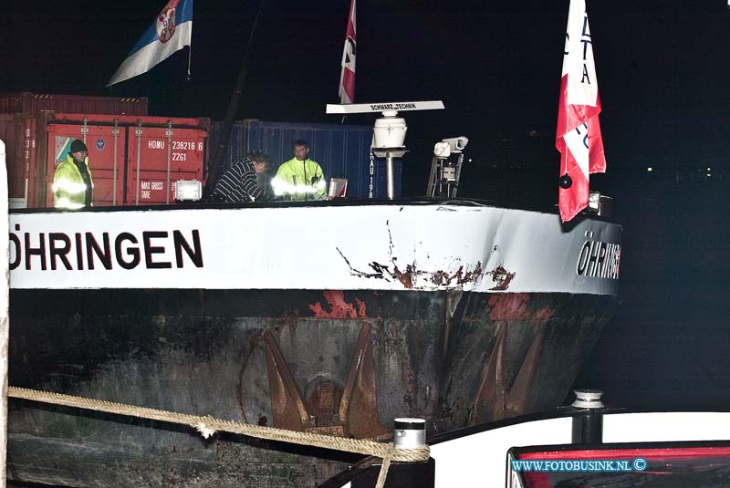 11102203.jpg - FOTOOPDRACHT:Dordrecht:22-10-2011:Aanvaring op Oude Maas ter hoogte van Dordrecht. Het schip de Linquenda uit Werkendam lag afgemeerd aan de kade Buiten Kalkhaven, toen het schip Öhringen achter tegen het Linquenda voer. De Linquenda liep grote schade op, het schip de Öhringen voer nog enkelen  kilometers door voor het tot stoppen gewongen werd door Rijkwaterstaat. Op beide schepen raakte enkelen mensen licht gewond. Deze digitale foto blijft eigendom van FOTOPERSBURO BUSINK. Wij hanteren de voorwaarden van het N.V.F. en N.V.J. Gebruik van deze foto impliceert dat u bekend bent  en akkoord gaat met deze voorwaarden bij publicatie.EB/ETIENNE BUSINK