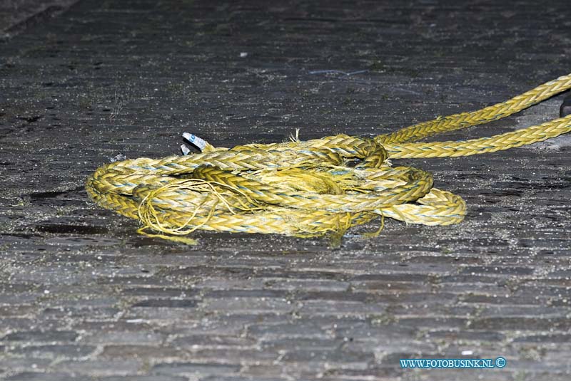 11102204.jpg - FOTOOPDRACHT:Dordrecht:22-10-2011:Foto: Door de aanvaring waren zelf enkelen trossen alwaar het schip mee vast lag gebroken.Aanvaring op Oude Maas ter hoogte van Dordrecht. Het schip de Linquenda uit Werkendam lag afgemeerd aan de kade Buiten Kalkhaven, toen het schip Öhringen achter tegen het Linquenda voer. De Linquenda liep grote schade op, het schip de Öhringen voer nog enkelen  kilometers door voor het tot stoppen gewongen werd door Rijkwaterstaat. Op beide schepen raakte enkelen mensen licht gewond. Deze digitale foto blijft eigendom van FOTOPERSBURO BUSINK. Wij hanteren de voorwaarden van het N.V.F. en N.V.J. Gebruik van deze foto impliceert dat u bekend bent  en akkoord gaat met deze voorwaarden bij publicatie.EB/ETIENNE BUSINK