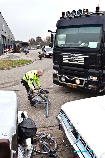 11110701.jpg - FOTOOPDRACHT:Hardingsveld -Giessendam:07-11-2011: Fietser rijdt onder vrachtwagenBij een dodelijk ongeval vanmorgen op de transportweg is van morgen een fietser om het leven gekomen, toen deze met zijn fiets onder een net weg rijdende vrachtwagen reed. De politie stelt een uitgebreid onderzoek in naar de toedracht van het ongeval omdat erg onduidelijk is wat er precies is gebeurd. de weg op het industrie terrein was ver tot in de morgen afgezet voor onderzoek.Deze digitale foto blijft eigendom van FOTOPERSBURO BUSINK. Wij hanteren de voorwaarden van het N.V.F. en N.V.J. Gebruik van deze foto impliceert dat u bekend bent  en akkoord gaat met deze voorwaarden bij publicatie.EB/ETIENNE BUSINK