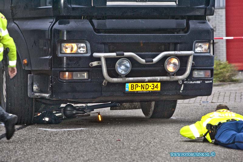 11110702.jpg - FOTOOPDRACHT:Hardingsveld -Giessendam:07-11-2011: Fietser rijdt onder vrachtwagenBij een dodelijk ongeval vanmorgen op de transportweg is van morgen een fietser om het leven gekomen, toen deze met zijn fiets onder een net weg rijdende vrachtwagen reed. De politie stelt een uitgebreid onderzoek in naar de toedracht van het ongeval omdat erg onduidelijk is wat er precies is gebeurd. de weg op het industrie terrein was ver tot in de morgen afgezet voor onderzoek.Deze digitale foto blijft eigendom van FOTOPERSBURO BUSINK. Wij hanteren de voorwaarden van het N.V.F. en N.V.J. Gebruik van deze foto impliceert dat u bekend bent  en akkoord gaat met deze voorwaarden bij publicatie.EB/ETIENNE BUSINK