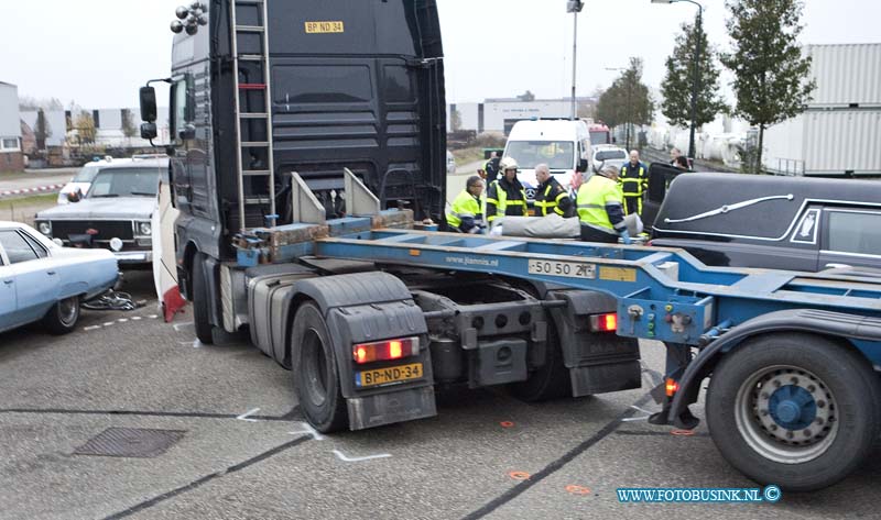 11110703.jpg - FOTOOPDRACHT:Hardingsveld -Giessendam:07-11-2011: Fietser rijdt onder vrachtwagenBij een dodelijk ongeval vanmorgen op de transportweg is van morgen een fietser om het leven gekomen, toen deze met zijn fiets onder een net weg rijdende vrachtwagen reed. De politie stelt een uitgebreid onderzoek in naar de toedracht van het ongeval omdat erg onduidelijk is wat er precies is gebeurd. de weg op het industrie terrein was ver tot in de morgen afgezet voor onderzoek.Deze digitale foto blijft eigendom van FOTOPERSBURO BUSINK. Wij hanteren de voorwaarden van het N.V.F. en N.V.J. Gebruik van deze foto impliceert dat u bekend bent  en akkoord gaat met deze voorwaarden bij publicatie.EB/ETIENNE BUSINK