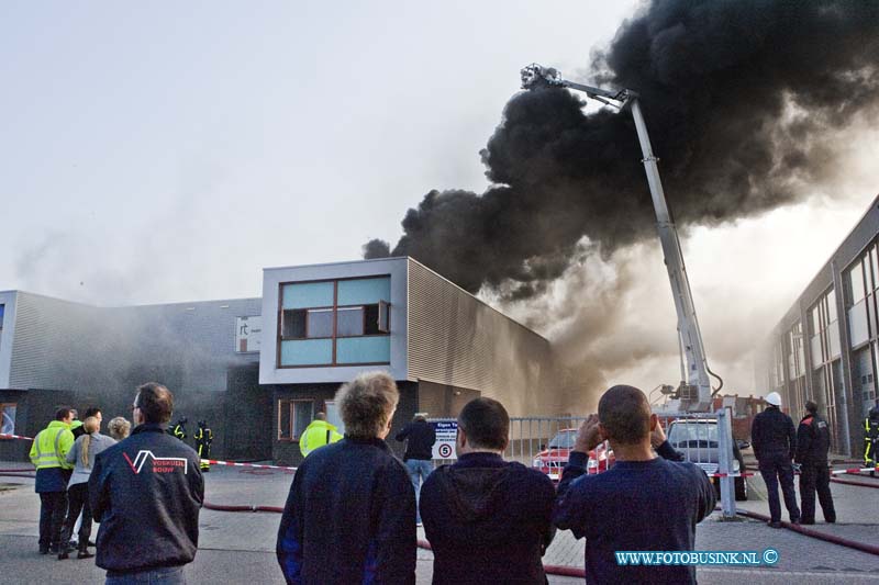 11110801.jpg - FOTOOPDRACHT:Dordrecht:08-11-2011:Op een industrieterrein de Aventurijn in Dordrecht woedt een grote brand in een bedrijfsverzamelgebouw. Vooralsnog gaat de politie ervan uit dat er geen gewonden zijn gevallen, zei een woordvoerder. De brand, die gepaard gaat met veel rookontwikkeling, laat zich volgens de woordvoerder lastig bestrijden omdat de brandhaard moeilijk bereikbaar is. De brand is ontstaan in een pand waarin vermoedelijk een bloemenkwekerij is gevestigd. De woordvoerder zei dinsdagmiddag rond kwart over drie, te verwachten dat de brandweer de brand binnen afzienbare tijd onder controle krijgt. ,,Dat gaat geen halve dag meer duren. De brand, waarvan de oorzaak nog onbekend is, ontstond in een pand van een hoveniersbedrijf.Deze digitale foto blijft eigendom van FOTOPERSBURO BUSINK. Wij hanteren de voorwaarden van het N.V.F. en N.V.J. Gebruik van deze foto impliceert dat u bekend bent  en akkoord gaat met deze voorwaarden bij publicatie.EB/ETIENNE BUSINK