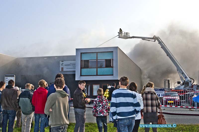 11110803.jpg - FOTOOPDRACHT:Dordrecht:08-11-2011:Op een industrieterrein de Aventurijn in Dordrecht woedt een grote brand in een bedrijfsverzamelgebouw. Vooralsnog gaat de politie ervan uit dat er geen gewonden zijn gevallen, zei een woordvoerder. De brand, die gepaard gaat met veel rookontwikkeling, laat zich volgens de woordvoerder lastig bestrijden omdat de brandhaard moeilijk bereikbaar is. De brand is ontstaan in een pand waarin vermoedelijk een bloemenkwekerij is gevestigd. De woordvoerder zei dinsdagmiddag rond kwart over drie, te verwachten dat de brandweer de brand binnen afzienbare tijd onder controle krijgt. ,,Dat gaat geen halve dag meer duren. De brand, waarvan de oorzaak nog onbekend is, ontstond in een pand van een hoveniersbedrijf.Deze digitale foto blijft eigendom van FOTOPERSBURO BUSINK. Wij hanteren de voorwaarden van het N.V.F. en N.V.J. Gebruik van deze foto impliceert dat u bekend bent  en akkoord gaat met deze voorwaarden bij publicatie.EB/ETIENNE BUSINK