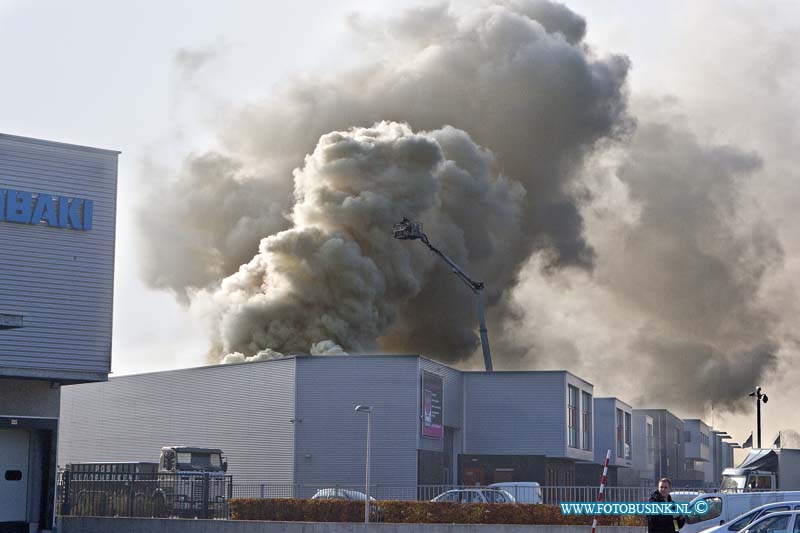 11110804.jpg - FOTOOPDRACHT:Dordrecht:08-11-2011:Op een industrieterrein de Aventurijn in Dordrecht woedt een grote brand in een bedrijfsverzamelgebouw. Vooralsnog gaat de politie ervan uit dat er geen gewonden zijn gevallen, zei een woordvoerder. De brand, die gepaard gaat met veel rookontwikkeling, laat zich volgens de woordvoerder lastig bestrijden omdat de brandhaard moeilijk bereikbaar is. De brand is ontstaan in een pand waarin vermoedelijk een bloemenkwekerij is gevestigd. De woordvoerder zei dinsdagmiddag rond kwart over drie, te verwachten dat de brandweer de brand binnen afzienbare tijd onder controle krijgt. ,,Dat gaat geen halve dag meer duren. De brand, waarvan de oorzaak nog onbekend is, ontstond in een pand van een hoveniersbedrijf.Deze digitale foto blijft eigendom van FOTOPERSBURO BUSINK. Wij hanteren de voorwaarden van het N.V.F. en N.V.J. Gebruik van deze foto impliceert dat u bekend bent  en akkoord gaat met deze voorwaarden bij publicatie.EB/ETIENNE BUSINK