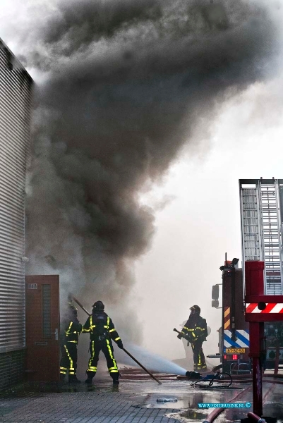 11110805.jpg - FOTOOPDRACHT:Dordrecht:08-11-2011:Op een industrieterrein de Aventurijn in Dordrecht woedt een grote brand in een bedrijfsverzamelgebouw. Vooralsnog gaat de politie ervan uit dat er geen gewonden zijn gevallen, zei een woordvoerder. De brand, die gepaard gaat met veel rookontwikkeling, laat zich volgens de woordvoerder lastig bestrijden omdat de brandhaard moeilijk bereikbaar is. De brand is ontstaan in een pand waarin vermoedelijk een bloemenkwekerij is gevestigd. De woordvoerder zei dinsdagmiddag rond kwart over drie, te verwachten dat de brandweer de brand binnen afzienbare tijd onder controle krijgt. ,,Dat gaat geen halve dag meer duren. De brand, waarvan de oorzaak nog onbekend is, ontstond in een pand van een hoveniersbedrijf.Deze digitale foto blijft eigendom van FOTOPERSBURO BUSINK. Wij hanteren de voorwaarden van het N.V.F. en N.V.J. Gebruik van deze foto impliceert dat u bekend bent  en akkoord gaat met deze voorwaarden bij publicatie.EB/ETIENNE BUSINK