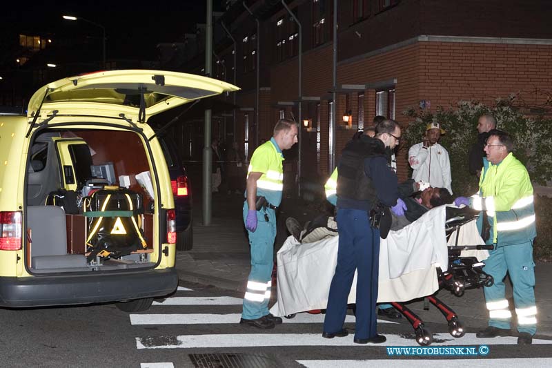 11110901.jpg - FOTOOPDRACHT:Dordrecht:09-11-2011:Op de Jacob Maristraat hoek Albert Neuhuysstraat is van avond een zwaar gewonde man aangetroffen, hij was neergestokken en met een ambulance werd de man met spoed naar het ziekenhuis gebracht. wat de toedracht van de steekpartij is onderzoek de politie op dit moment, de straat is volledig afgesloten voor sporen onderzoek.Deze digitale foto blijft eigendom van FOTOPERSBURO BUSINK. Wij hanteren de voorwaarden van het N.V.F. en N.V.J. Gebruik van deze foto impliceert dat u bekend bent  en akkoord gaat met deze voorwaarden bij publicatie.EB/ETIENNE BUSINK