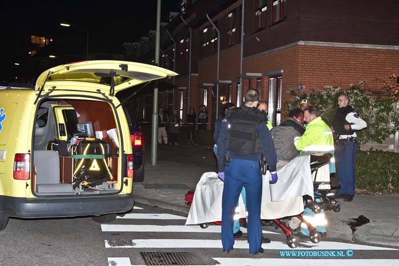 11110904.jpg - FOTOOPDRACHT:Dordrecht:09-11-2011:Op de Jacob Maristraat hoek Albert Neuhuysstraat is van avond een zwaar gewonde man aangetroffen, hij was neergestokken en met een ambulance werd de man met spoed naar het ziekenhuis gebracht. wat de toedracht van de steekpartij is onderzoek de politie op dit moment, de straat is volledig afgesloten voor sporen onderzoek.Deze digitale foto blijft eigendom van FOTOPERSBURO BUSINK. Wij hanteren de voorwaarden van het N.V.F. en N.V.J. Gebruik van deze foto impliceert dat u bekend bent  en akkoord gaat met deze voorwaarden bij publicatie.EB/ETIENNE BUSINK