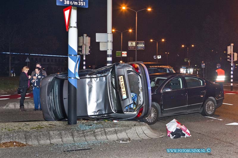 11111201.jpg - FOTOOPDRACHT:Dordrecht:13-11-2011:Auto op zijn kant na aanrijding op de Rijkstraatweg kruising bij het Postillion Hotel, de bestuurder van de auto op zijn kant raakt gewond.Deze digitale foto blijft eigendom van FOTOPERSBURO BUSINK. Wij hanteren de voorwaarden van het N.V.F. en N.V.J. Gebruik van deze foto impliceert dat u bekend bent  en akkoord gaat met deze voorwaarden bij publicatie.EB/ETIENNE BUSINK