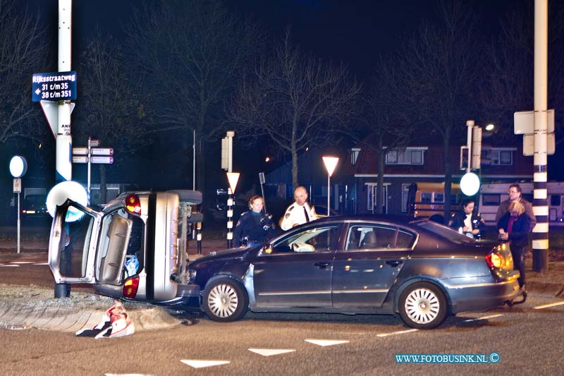 11111202.jpg - FOTOOPDRACHT:Dordrecht:13-11-2011:Auto op zijn kant na aanrijding op de Rijkstraatweg kruising bij het Postillion Hotel, de bestuurder van de auto op zijn kant raakt gewond.Deze digitale foto blijft eigendom van FOTOPERSBURO BUSINK. Wij hanteren de voorwaarden van het N.V.F. en N.V.J. Gebruik van deze foto impliceert dat u bekend bent  en akkoord gaat met deze voorwaarden bij publicatie.EB/ETIENNE BUSINK