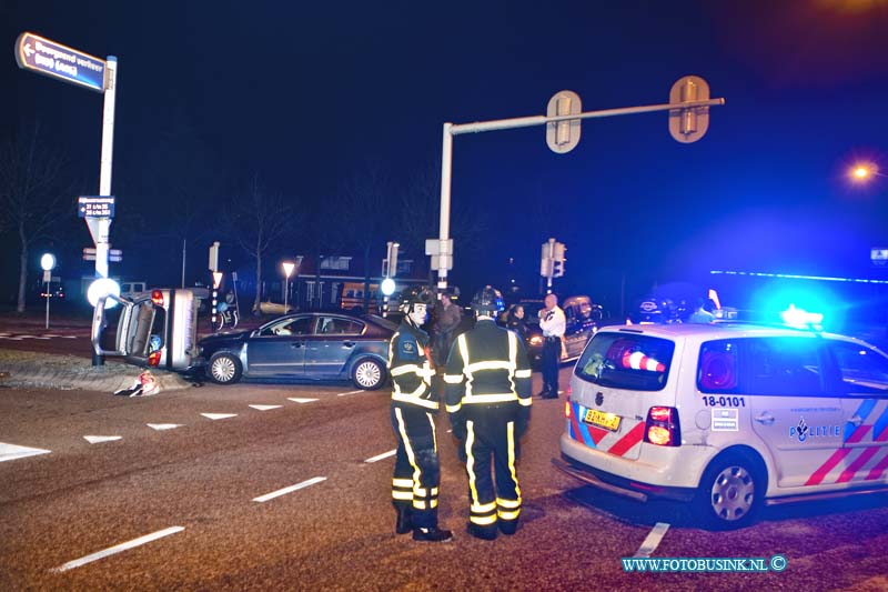 11111203.jpg - FOTOOPDRACHT:Dordrecht:13-11-2011:Auto op zijn kant na aanrijding op de Rijkstraatweg kruising bij het Postillion Hotel, de bestuurder van de auto op zijn kant raakt gewond.Deze digitale foto blijft eigendom van FOTOPERSBURO BUSINK. Wij hanteren de voorwaarden van het N.V.F. en N.V.J. Gebruik van deze foto impliceert dat u bekend bent  en akkoord gaat met deze voorwaarden bij publicatie.EB/ETIENNE BUSINK