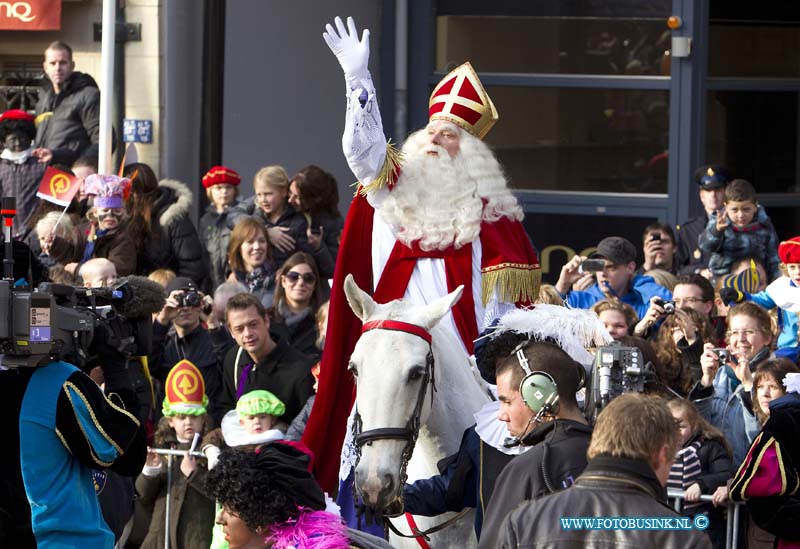 11111204.jpg - FOTOOPDRACHT:Dordrecht:12-11-2011:Vanmiddag is Sinterklaas aangekomen in Nederland. Met de Pakjesboot 13 kwam Sinterklaas en honderd Pieten aan in de Kuiperhaven in Dordrecht. Te paard ging het verder naar het Scheffersplein waar de Sint ontvangen werd door burgemeester Brok en vanaf het podium het met kinderen en ouders gevulde plein toesprak. Foto: Sinterklaas komt aan bij het Scheffersplein.  Foto Etienne BusinkDeze digitale foto blijft eigendom van FOTOPERSBURO BUSINK. Wij hanteren de voorwaarden van het N.V.F. en N.V.J. Gebruik van deze foto impliceert dat u bekend bent  en akkoord gaat met deze voorwaarden bij publicatie.EB/ETIENNE BUSINK