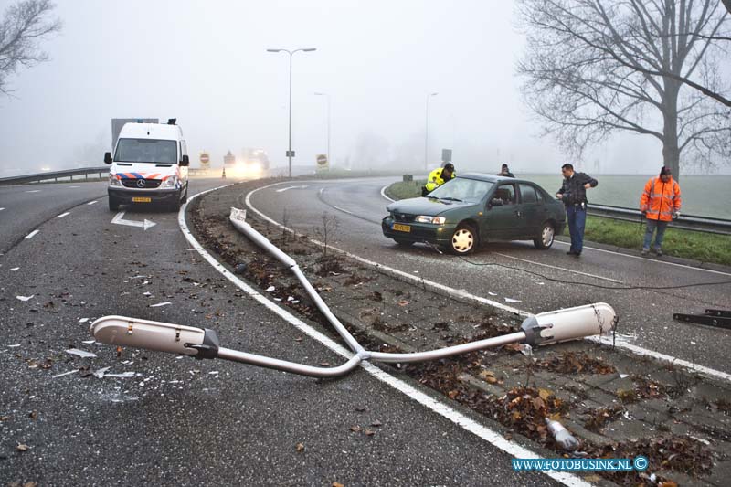 11111701.jpg - FOTOOPDRACHT:Dordrecht:17-11-2011:Op de afrit N3 rondweg met de wijk straat te Dordrecht is vanmorgen vroeg een auto gecrasht na een politie achtervolging. De afrit is enkelen uren afgesloten geweest voor al het verkeer, van wegen onderzoek en opruimwerkzaamheden.Dit leverde een flinke verkeers opstopping rond om deze afrit op.Deze digitale foto blijft eigendom van FOTOPERSBURO BUSINK. Wij hanteren de voorwaarden van het N.V.F. en N.V.J. Gebruik van deze foto impliceert dat u bekend bent  en akkoord gaat met deze voorwaarden bij publicatie.EB/ETIENNE BUSINK