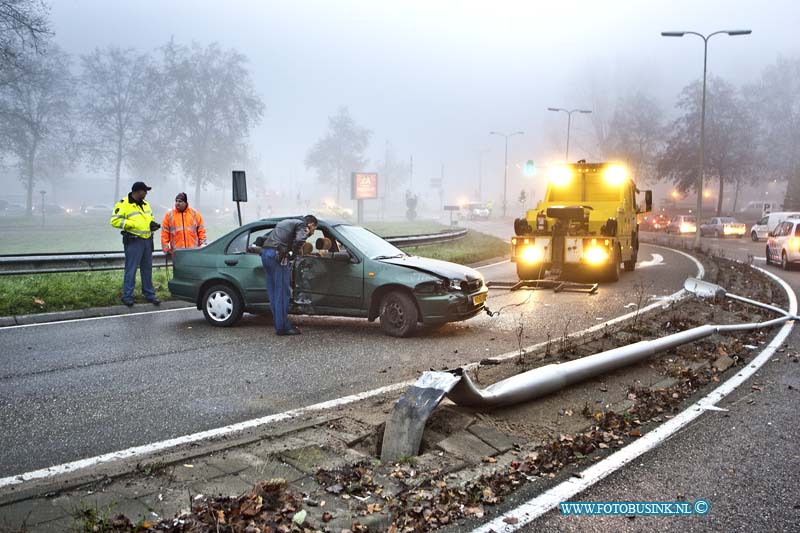 11111702.jpg - FOTOOPDRACHT:Dordrecht:17-11-2011:Op de afrit N3 rondweg met de wijk straat te Dordrecht is vanmorgen vroeg een auto gecrasht na een politie achtervolging. De afrit is enkelen uren afgesloten geweest voor al het verkeer, van wegen onderzoek en opruimwerkzaamheden.Dit leverde een flinke verkeers opstopping rond om deze afrit op.Deze digitale foto blijft eigendom van FOTOPERSBURO BUSINK. Wij hanteren de voorwaarden van het N.V.F. en N.V.J. Gebruik van deze foto impliceert dat u bekend bent  en akkoord gaat met deze voorwaarden bij publicatie.EB/ETIENNE BUSINK