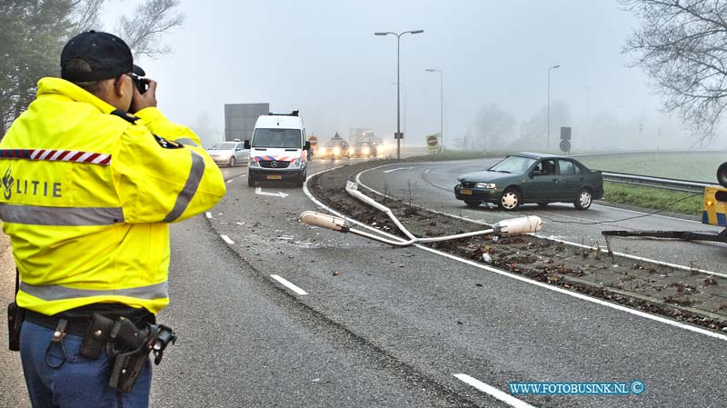 11111705.jpg - FOTOOPDRACHT:Dordrecht:17-11-2011:Op de afrit N3 rondweg met de wijk straat te Dordrecht is vanmorgen vroeg een auto gecrasht na een politie achtervolging. De afrit is enkelen uren afgesloten geweest voor al het verkeer, van wegen onderzoek en opruimwerkzaamheden.Dit leverde een flinke verkeers opstopping rond om deze afrit op.Deze digitale foto blijft eigendom van FOTOPERSBURO BUSINK. Wij hanteren de voorwaarden van het N.V.F. en N.V.J. Gebruik van deze foto impliceert dat u bekend bent  en akkoord gaat met deze voorwaarden bij publicatie.EB/ETIENNE BUSINK