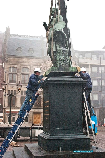 11111803.jpg - FOTOOPDRACHT:Dordrecht:18-11-2011:Arie Scheffer terug op sokkel na renovatie op schefferspleinDeze digitale foto blijft eigendom van FOTOPERSBURO BUSINK. Wij hanteren de voorwaarden van het N.V.F. en N.V.J. Gebruik van deze foto impliceert dat u bekend bent  en akkoord gaat met deze voorwaarden bij publicatie.EB/ETIENNE BUSINK