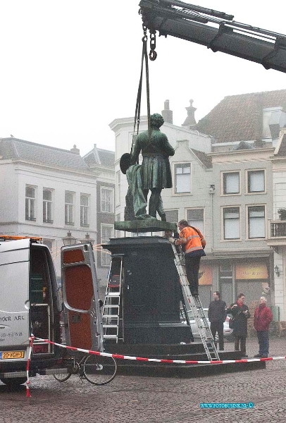 11111804.jpg - FOTOOPDRACHT:Dordrecht:18-11-2011:Arie Scheffer terug op sokkel na renovatie op schefferspleinDeze digitale foto blijft eigendom van FOTOPERSBURO BUSINK. Wij hanteren de voorwaarden van het N.V.F. en N.V.J. Gebruik van deze foto impliceert dat u bekend bent  en akkoord gaat met deze voorwaarden bij publicatie.EB/ETIENNE BUSINK