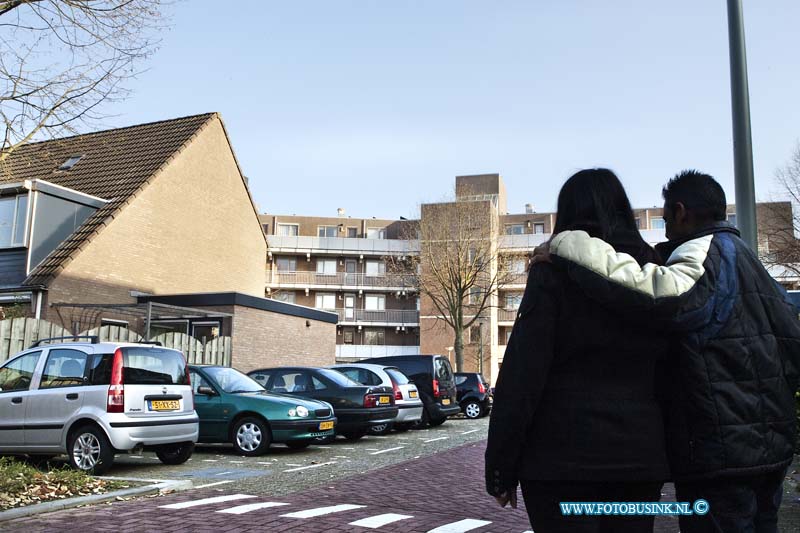 11111805.jpg - FOTOOPDRACHT:Dordrecht:18-11-2011:Het Dordts gezin waar gisteren de auto met brut geweld onder bedreiging van werdt gestolen, zitten nu met de gebaken peren.Deze digitale foto blijft eigendom van FOTOPERSBURO BUSINK. Wij hanteren de voorwaarden van het N.V.F. en N.V.J. Gebruik van deze foto impliceert dat u bekend bent  en akkoord gaat met deze voorwaarden bij publicatie.EB/ETIENNE BUSINK