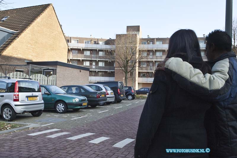 11111806.jpg - FOTOOPDRACHT:Dordrecht:18-11-2011:Het Dordts gezin waar gisteren de auto met brut geweld onder bedreiging van werdt gestolen, zitten nu met de gebaken peren.Deze digitale foto blijft eigendom van FOTOPERSBURO BUSINK. Wij hanteren de voorwaarden van het N.V.F. en N.V.J. Gebruik van deze foto impliceert dat u bekend bent  en akkoord gaat met deze voorwaarden bij publicatie.EB/ETIENNE BUSINK