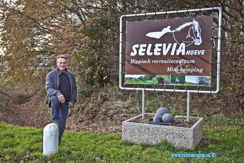 11112402.jpg - FOTOOPDRACHT:Werekendam:24-11-2011:Manegehouder Ad van den Broek, manege de Selevia hoeve Adres: Galeiweg 1 Werkendam T Van den Broek. De ondernemer mag in de Noordwaard Blijven.Deze digitale foto blijft eigendom van FOTOPERSBURO BUSINK. Wij hanteren de voorwaarden van het N.V.F. en N.V.J. Gebruik van deze foto impliceert dat u bekend bent  en akkoord gaat met deze voorwaarden bij publicatie.EB/ETIENNE BUSINK