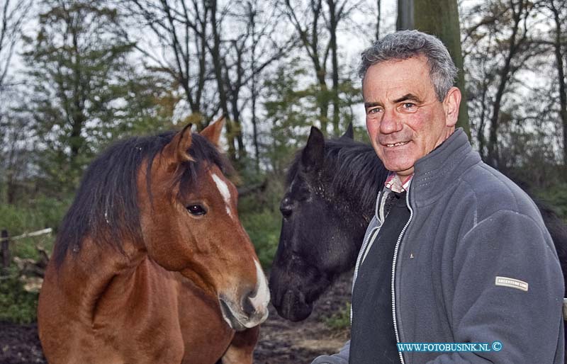 11112403.jpg - FOTOOPDRACHT:Werekendam:24-11-2011:Manegehouder Ad van den Broek, manege de Selevia hoeve Adres: Galeiweg 1 Werkendam T Van den Broek. De ondernemer mag in de Noordwaard Blijven.Deze digitale foto blijft eigendom van FOTOPERSBURO BUSINK. Wij hanteren de voorwaarden van het N.V.F. en N.V.J. Gebruik van deze foto impliceert dat u bekend bent  en akkoord gaat met deze voorwaarden bij publicatie.EB/ETIENNE BUSINK