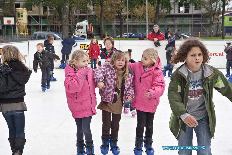 11112601.jpg - FOTOOPDRACHT:Dordrecht:26-11-2011:Ijsbaan groot succes Nieuwe Krispijn op het nassauplein(paulusplein)Deze digitale foto blijft eigendom van FOTOPERSBURO BUSINK. Wij hanteren de voorwaarden van het N.V.F. en N.V.J. Gebruik van deze foto impliceert dat u bekend bent  en akkoord gaat met deze voorwaarden bij publicatie.EB/ETIENNE BUSINK