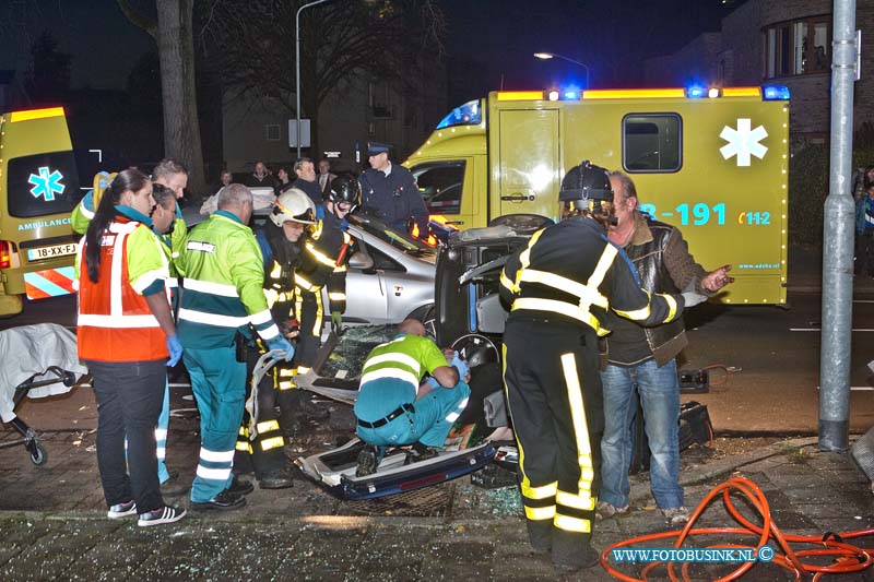 11113001.jpg - FOTOOPDRACHT:Dordrecht:30-11-2011:Een ongeval tussen een auto en een Brom mobiel/Invalide wagen op de Torbeckeweg / Frank van der Goesstraat, raakt de bestuurder zwaar gewond de brom mobiel sloeg over de kop , de brandweer moest het dak er vanaf zagen om de bestuurder er uit te kunnen krijgen. De zwaar gewonde man werd met spoed vervoerd naar het ziekenhuis. De weg werd enkel uren volledig afgesloten voor sporen onderzoek.Deze digitale foto blijft eigendom van FOTOPERSBURO BUSINK. Wij hanteren de voorwaarden van het N.V.F. en N.V.J. Gebruik van deze foto impliceert dat u bekend bent  en akkoord gaat met deze voorwaarden bij publicatie.EB/ETIENNE BUSINK