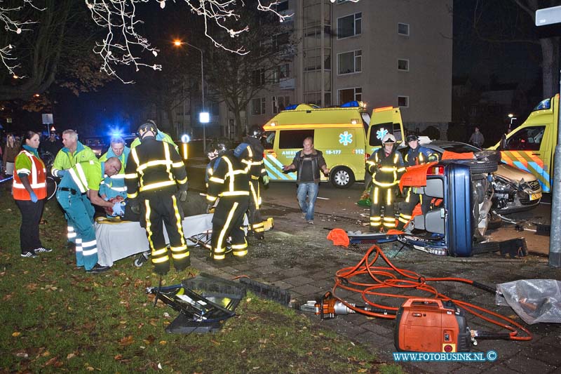 11113002.jpg - FOTOOPDRACHT:Dordrecht:30-11-2011:Een ongeval tussen een auto en een Brom mobiel/Invalide wagen op de Torbeckeweg / Frank van der Goesstraat, raakt de bestuurder zwaar gewond de brom mobiel sloeg over de kop , de brandweer moest het dak er vanaf zagen om de bestuurder er uit te kunnen krijgen. De zwaar gewonde man werd met spoed vervoerd naar het ziekenhuis. De weg werd enkel uren volledig afgesloten voor sporen onderzoek.Deze digitale foto blijft eigendom van FOTOPERSBURO BUSINK. Wij hanteren de voorwaarden van het N.V.F. en N.V.J. Gebruik van deze foto impliceert dat u bekend bent  en akkoord gaat met deze voorwaarden bij publicatie.EB/ETIENNE BUSINK