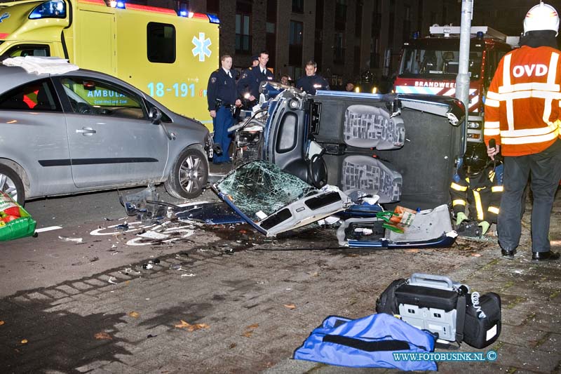 11113003.jpg - FOTOOPDRACHT:Dordrecht:30-11-2011:Een ongeval tussen een auto en een Brom mobiel/Invalide wagen op de Torbeckeweg / Frank van der Goesstraat, raakt de bestuurder zwaar gewond de brom mobiel sloeg over de kop , de brandweer moest het dak er vanaf zagen om de bestuurder er uit te kunnen krijgen. De zwaar gewonde man werd met spoed vervoerd naar het ziekenhuis. De weg werd enkel uren volledig afgesloten voor sporen onderzoek.Deze digitale foto blijft eigendom van FOTOPERSBURO BUSINK. Wij hanteren de voorwaarden van het N.V.F. en N.V.J. Gebruik van deze foto impliceert dat u bekend bent  en akkoord gaat met deze voorwaarden bij publicatie.EB/ETIENNE BUSINK