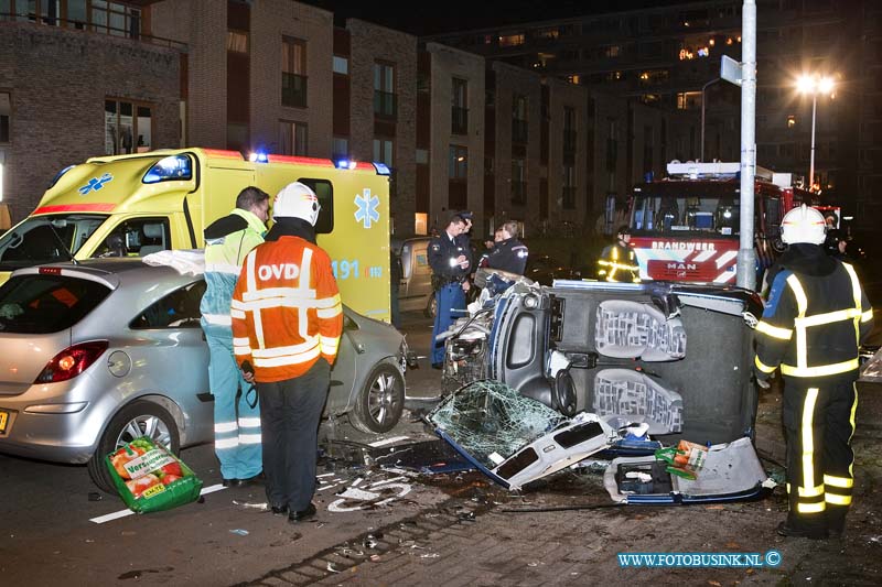 11113004.jpg - FOTOOPDRACHT:Dordrecht:30-11-2011:Een ongeval tussen een auto en een Brom mobiel/Invalide wagen op de Torbeckeweg / Frank van der Goesstraat, raakt de bestuurder zwaar gewond de brom mobiel sloeg over de kop , de brandweer moest het dak er vanaf zagen om de bestuurder er uit te kunnen krijgen. De zwaar gewonde man werd met spoed vervoerd naar het ziekenhuis. De weg werd enkel uren volledig afgesloten voor sporen onderzoek.Deze digitale foto blijft eigendom van FOTOPERSBURO BUSINK. Wij hanteren de voorwaarden van het N.V.F. en N.V.J. Gebruik van deze foto impliceert dat u bekend bent  en akkoord gaat met deze voorwaarden bij publicatie.EB/ETIENNE BUSINK