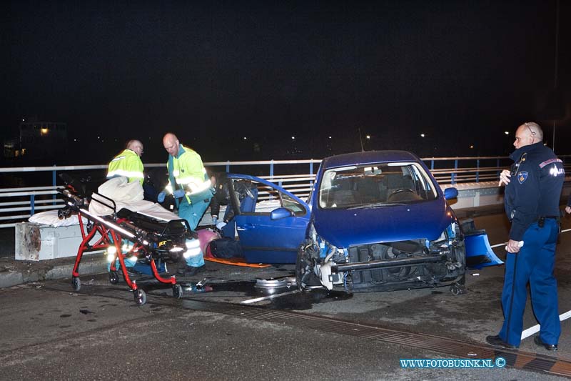 11120601.jpg - FOTOOPDRACHT:Dordrecht:06-12-2011:Bij een eenzijdige ongeval is een auto met hoge snelheid op de Prins Hendrikburg te Dordrecht gereden. De bestuurder raakte zwaargewond en werd door ambulance personeel met spoed naar een ziekenhuis vervoerd. De politie stelt een uitgebreid onderzoek in naar de toedracht van het ongeval.Deze digitale foto blijft eigendom van FOTOPERSBURO BUSINK. Wij hanteren de voorwaarden van het N.V.F. en N.V.J. Gebruik van deze foto impliceert dat u bekend bent  en akkoord gaat met deze voorwaarden bij publicatie.EB/ETIENNE BUSINK