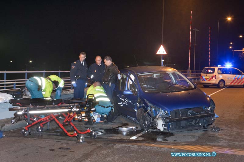 11120602.jpg - FOTOOPDRACHT:Dordrecht:06-12-2011:Bij een eenzijdige ongeval is een auto met hoge snelheid op de Prins Hendrikburg te Dordrecht gereden. De bestuurder raakte zwaargewond en werd door ambulance personeel met spoed naar een ziekenhuis vervoerd. De politie stelt een uitgebreid onderzoek in naar de toedracht van het ongeval.Deze digitale foto blijft eigendom van FOTOPERSBURO BUSINK. Wij hanteren de voorwaarden van het N.V.F. en N.V.J. Gebruik van deze foto impliceert dat u bekend bent  en akkoord gaat met deze voorwaarden bij publicatie.EB/ETIENNE BUSINK