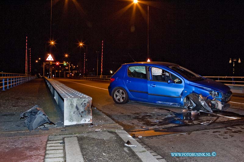 11120603.jpg - FOTOOPDRACHT:Dordrecht:06-12-2011:Bij een eenzijdige ongeval is een auto met hoge snelheid op de Prins Hendrikburg te Dordrecht gereden. De bestuurder raakte zwaargewond en werd door ambulance personeel met spoed naar een ziekenhuis vervoerd. De politie stelt een uitgebreid onderzoek in naar de toedracht van het ongeval.Deze digitale foto blijft eigendom van FOTOPERSBURO BUSINK. Wij hanteren de voorwaarden van het N.V.F. en N.V.J. Gebruik van deze foto impliceert dat u bekend bent  en akkoord gaat met deze voorwaarden bij publicatie.EB/ETIENNE BUSINK