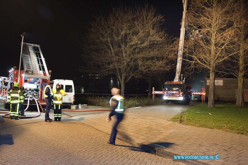 11121101.jpg - FOTOOPDRACHT:Alblasserdam:11-12-2011:Alblasserdam bij een leeg staande school aan de Esdoornlaan is een brand ontstaan. De brandweer rukte met groot matrieel uit. Er werdt opgeschaald naar een grote brand maar uiteindelijk ging het om een klein binnen brand, een uurtje later was alles onderzocht en geblust.Deze digitale foto blijft eigendom van FOTOPERSBURO BUSINK. Wij hanteren de voorwaarden van het N.V.F. en N.V.J. Gebruik van deze foto impliceert dat u bekend bent  en akkoord gaat met deze voorwaarden bij publicatie.EB/ETIENNE BUSINK