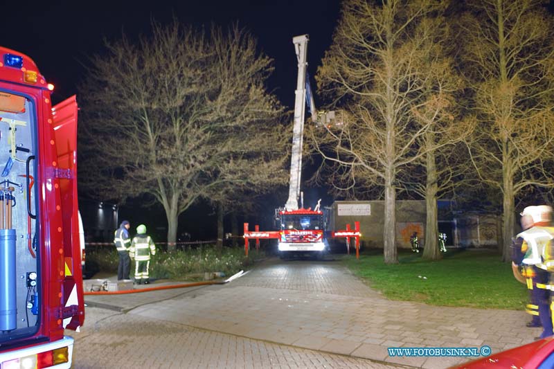 11121102.jpg - FOTOOPDRACHT:Alblasserdam:11-12-2011:Alblasserdam bij een leeg staande school aan de Esdoornlaan is een brand ontstaan. De brandweer rukte met groot matrieel uit. Er werdt opgeschaald naar een grote brand maar uiteindelijk ging het om een klein binnen brand, een uurtje later was alles onderzocht en geblust.Deze digitale foto blijft eigendom van FOTOPERSBURO BUSINK. Wij hanteren de voorwaarden van het N.V.F. en N.V.J. Gebruik van deze foto impliceert dat u bekend bent  en akkoord gaat met deze voorwaarden bij publicatie.EB/ETIENNE BUSINK