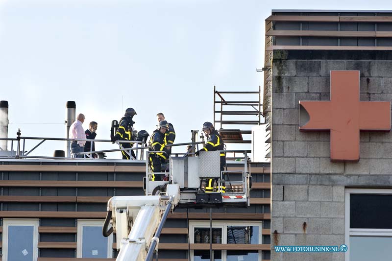 11121201.jpg - FOTOOPDRACHT:Dordrecht:12-12-2011:Bij werkzaamheden van dakdekkers is er brand ontstaan op het dak van het in aan zijnde nieuwbouw van het Albert Schweitzer ziekenhuis lokatie Dordtwijk. Enkele bouw vakers die ook bij de vrijwilligebrandweer zaten blust de brand al met poederblussers de brandweer ondekte toch nog warmte bronnen en bluste de brand na met water en een hoogwerker.Deze digitale foto blijft eigendom van FOTOPERSBURO BUSINK. Wij hanteren de voorwaarden van het N.V.F. en N.V.J. Gebruik van deze foto impliceert dat u bekend bent  en akkoord gaat met deze voorwaarden bij publicatie.EB/ETIENNE BUSINK