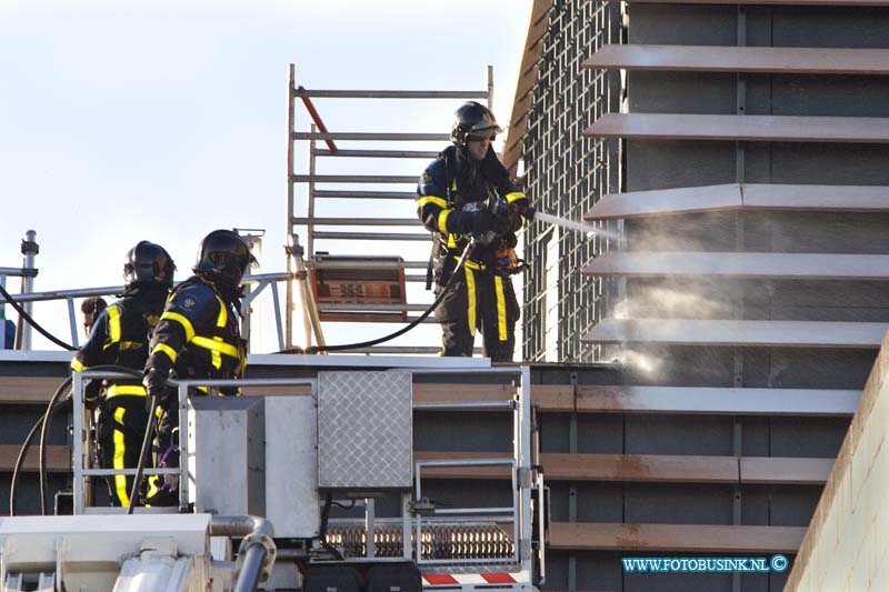 11121202.jpg - FOTOOPDRACHT:Dordrecht:12-12-2011:Bij werkzaamheden van dakdekkers is er brand ontstaan op het dak van het in aan zijnde nieuwbouw van het Albert Schweitzer ziekenhuis lokatie Dordtwijk. Enkele bouw vakers die ook bij de vrijwilligebrandweer zaten blust de brand al met poederblussers de brandweer ondekte toch nog warmte bronnen en bluste de brand na met water en een hoogwerker.Deze digitale foto blijft eigendom van FOTOPERSBURO BUSINK. Wij hanteren de voorwaarden van het N.V.F. en N.V.J. Gebruik van deze foto impliceert dat u bekend bent  en akkoord gaat met deze voorwaarden bij publicatie.EB/ETIENNE BUSINK