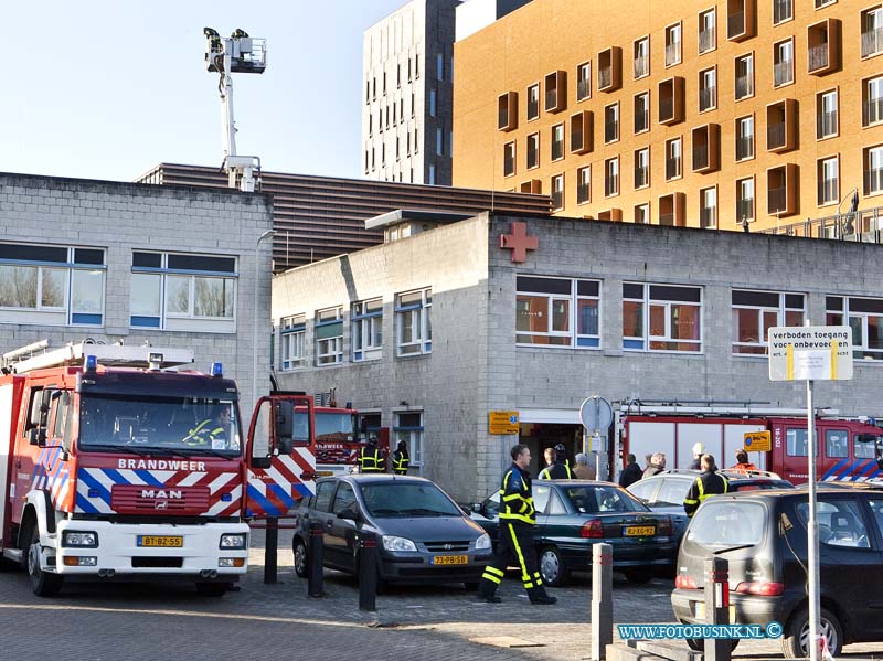 11121203.jpg - FOTOOPDRACHT:Dordrecht:12-12-2011:Bij werkzaamheden van dakdekkers is er brand ontstaan op het dak van het in aan zijnde nieuwbouw van het Albert Schweitzer ziekenhuis lokatie Dordtwijk. Enkele bouw vakers die ook bij de vrijwilligebrandweer zaten blust de brand al met poederblussers de brandweer ondekte toch nog warmte bronnen en bluste de brand na met water en een hoogwerker.Deze digitale foto blijft eigendom van FOTOPERSBURO BUSINK. Wij hanteren de voorwaarden van het N.V.F. en N.V.J. Gebruik van deze foto impliceert dat u bekend bent  en akkoord gaat met deze voorwaarden bij publicatie.EB/ETIENNE BUSINK