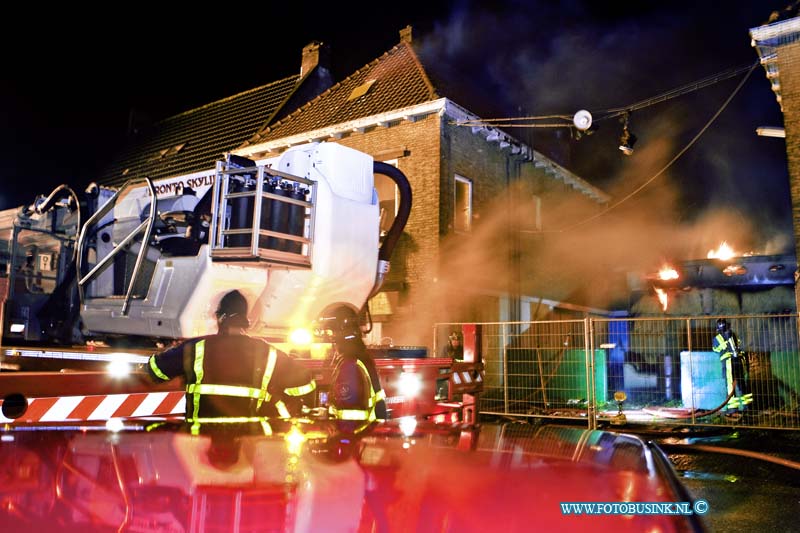 11121701.jpg - FOTOOPDRACHT:Sliedrecht:17-12-2011:Bij een brand in 2 leeg staande gebouwen aan de rivierdijk 757 en 759 is vannacht brand uit gebroken, de brandweer schaalde op naar zeer grote brand op maar, het viel achteraf best mee. Na 2 uur blussen was de barndweer de brandmeester. Over de oorzaak van de brand is nog niets te zeggen, de politie stelt een onderzoek hier na in. De rivierdijk is wel enkelen uren geheel afgesloten geweest voor elk soort verkeer.Deze digitale foto blijft eigendom van FOTOPERSBURO BUSINK. Wij hanteren de voorwaarden van het N.V.F. en N.V.J. Gebruik van deze foto impliceert dat u bekend bent  en akkoord gaat met deze voorwaarden bij publicatie.EB/ETIENNE BUSINK