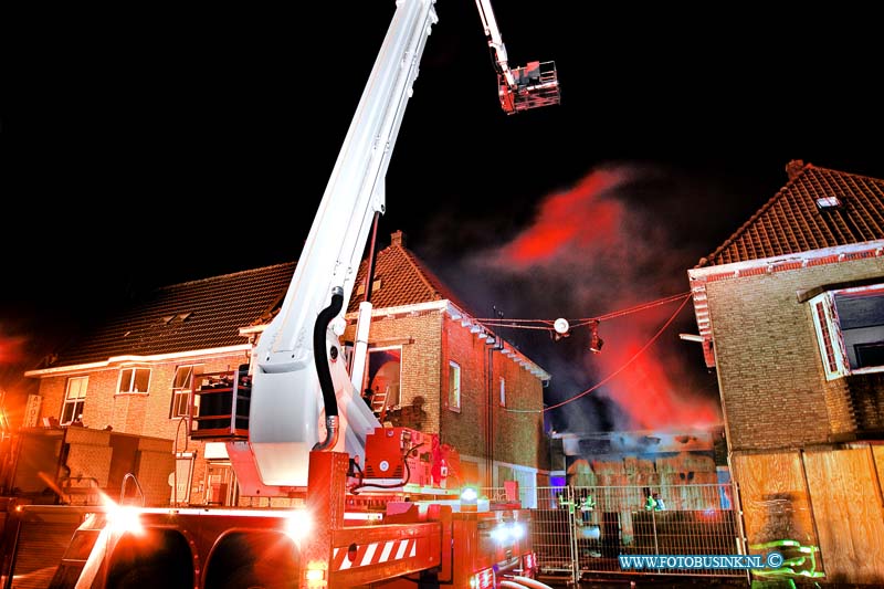 11121702.jpg - FOTOOPDRACHT:Sliedrecht:17-12-2011:Bij een brand in 2 leeg staande gebouwen aan de rivierdijk 757 en 759 is vannacht brand uit gebroken, de brandweer schaalde op naar zeer grote brand op maar, het viel achteraf best mee. Na 2 uur blussen was de barndweer de brandmeester. Over de oorzaak van de brand is nog niets te zeggen, de politie stelt een onderzoek hier na in. De rivierdijk is wel enkelen uren geheel afgesloten geweest voor elk soort verkeer.Deze digitale foto blijft eigendom van FOTOPERSBURO BUSINK. Wij hanteren de voorwaarden van het N.V.F. en N.V.J. Gebruik van deze foto impliceert dat u bekend bent  en akkoord gaat met deze voorwaarden bij publicatie.EB/ETIENNE BUSINK