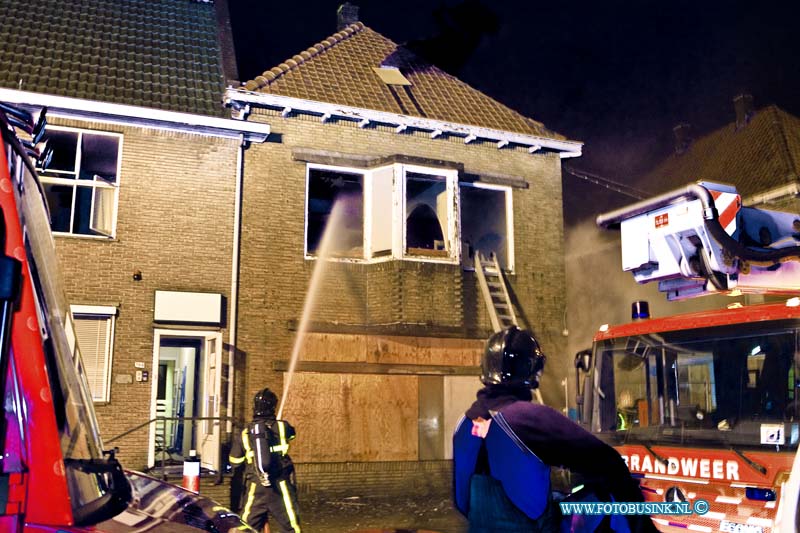 11121703.jpg - FOTOOPDRACHT:Sliedrecht:17-12-2011:Bij een brand in 2 leeg staande gebouwen aan de rivierdijk 757 en 759 is vannacht brand uit gebroken, de brandweer schaalde op naar zeer grote brand op maar, het viel achteraf best mee. Na 2 uur blussen was de barndweer de brandmeester. Over de oorzaak van de brand is nog niets te zeggen, de politie stelt een onderzoek hier na in. De rivierdijk is wel enkelen uren geheel afgesloten geweest voor elk soort verkeer.Deze digitale foto blijft eigendom van FOTOPERSBURO BUSINK. Wij hanteren de voorwaarden van het N.V.F. en N.V.J. Gebruik van deze foto impliceert dat u bekend bent  en akkoord gaat met deze voorwaarden bij publicatie.EB/ETIENNE BUSINK