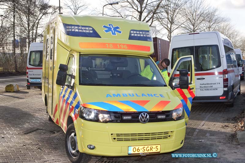 11121704.jpg - FOTOOPDRACHT:Sliedrecht:17-12-2011:Foto: Het taxibusje in Hardingsveld waar de man in werdt aangetroffen en de Ambulance die de man naar een ziekenhuis brengtEen 36 jarige man uit locatie De Merwebolder (asvz) in Sliedrecht, was sinds gisteren 16.00 uur 16-12-2011 vermist nadat hij met een taxibusje was afgezet bij de hoofdingang. Om 22.00 uur werd er alarm geslagen en werd er een zoek tocht optouw gezet door personeel en politie en de politiehelikopter die in de ochtend van 17-12-2011 vervolg kreeg van de brandweer die alle sloten en vijvers rond om het complex met duikers afzocht en rond 12,00 uur werd de ME ingezet en ook zijn politiehonden ingezet om een zoek tocht in omgeving van Sliedrecht te doen naar de vermiste man. Echter om 13,30 uur kwam het bericht dat de man was aangetroffen in het taxibusje (Hardingsveld) waar de man de vrijdag rond 16.00 uur mee was afgezet bij de Merwebolder. De politie gaat een stevig gesprek aan met het taxi bedrijf en de chauffeur hoe dit heeft kunnen gebeuren. De man is door Ambulance personeel bekeken en naar een ziekenhuis vervoerd.Deze digitale foto blijft eigendom van FOTOPERSBURO BUSINK. Wij hanteren de voorwaarden van het N.V.F. en N.V.J. Gebruik van deze foto impliceert dat u bekend bent  en akkoord gaat met deze voorwaarden bij publicatie.EB/ETIENNE BUSINK