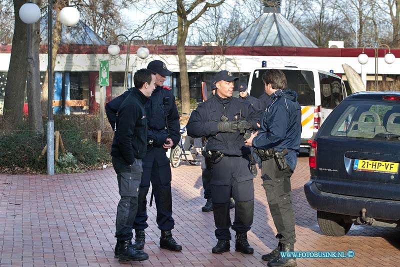 11121705.jpg - FOTOOPDRACHT:Sliedrecht:17-12-2011:Een 36 jarige man uit locatie De Merwebolder (asvz) in Sliedrecht, was sinds gisteren 16.00 uur 16-12-2011 vermist nadat hij met een taxibusje was afgezet bij de hoofdingang. Om 22.00 uur werd er alarm geslagen en werd er een zoek tocht optouw gezet door personeel en politie en de politiehelikopter die in de ochtend van 17-12-2011 vervolg kreeg van de brandweer die alle sloten en vijvers rond om het complex met duikers afzocht en rond 12,00 uur werd de ME ingezet en ook zijn politiehonden ingezet om een zoek tocht in omgeving van Sliedrecht te doen naar de vermiste man. Echter om 13,30 uur kwam het bericht dat de man was aangetroffen in het taxibusje (Hardingsveld) waar de man de vrijdag rond 16.00 uur mee was afgezet bij de Merwebolder. De politie gaat een stevig gesprek aan met het taxi bedrijf en de chauffeur hoe dit heeft kunnen gebeuren. De man is door Ambulance personeel bekeken en naar een ziekenhuis vervoerd.Deze digitale foto blijft eigendom van FOTOPERSBURO BUSINK. Wij hanteren de voorwaarden van het N.V.F. en N.V.J. Gebruik van deze foto impliceert dat u bekend bent  en akkoord gaat met deze voorwaarden bij publicatie.EB/ETIENNE BUSINK