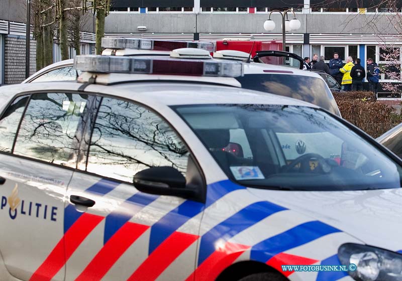 11121706.jpg - FOTOOPDRACHT:Sliedrecht:17-12-2011:Een 36 jarige man uit locatie De Merwebolder (asvz) in Sliedrecht, was sinds gisteren 16.00 uur 16-12-2011 vermist nadat hij met een taxibusje was afgezet bij de hoofdingang. Om 22.00 uur werd er alarm geslagen en werd er een zoek tocht optouw gezet door personeel en politie en de politiehelikopter die in de ochtend van 17-12-2011 vervolg kreeg van de brandweer die alle sloten en vijvers rond om het complex met duikers afzocht en rond 12,00 uur werd de ME ingezet en ook zijn politiehonden ingezet om een zoek tocht in omgeving van Sliedrecht te doen naar de vermiste man. Echter om 13,30 uur kwam het bericht dat de man was aangetroffen in het taxibusje (Hardingsveld) waar de man de vrijdag rond 16.00 uur mee was afgezet bij de Merwebolder. De politie gaat een stevig gesprek aan met het taxi bedrijf en de chauffeur hoe dit heeft kunnen gebeuren. De man is door Ambulance personeel bekeken en naar een ziekenhuis vervoerd.Deze digitale foto blijft eigendom van FOTOPERSBURO BUSINK. Wij hanteren de voorwaarden van het N.V.F. en N.V.J. Gebruik van deze foto impliceert dat u bekend bent  en akkoord gaat met deze voorwaarden bij publicatie.EB/ETIENNE BUSINK