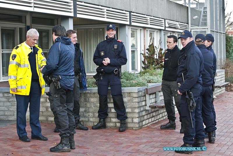 11121707.jpg - FOTOOPDRACHT:Sliedrecht:17-12-2011:Een 36 jarige man uit locatie De Merwebolder (asvz) in Sliedrecht, was sinds gisteren 16.00 uur 16-12-2011 vermist nadat hij met een taxibusje was afgezet bij de hoofdingang. Om 22.00 uur werd er alarm geslagen en werd er een zoek tocht optouw gezet door personeel en politie en de politiehelikopter die in de ochtend van 17-12-2011 vervolg kreeg van de brandweer die alle sloten en vijvers rond om het complex met duikers afzocht en rond 12,00 uur werd de ME ingezet en ook zijn politiehonden ingezet om een zoek tocht in omgeving van Sliedrecht te doen naar de vermiste man. Echter om 13,30 uur kwam het bericht dat de man was aangetroffen in het taxibusje (Hardingsveld) waar de man de vrijdag rond 16.00 uur mee was afgezet bij de Merwebolder. De politie gaat een stevig gesprek aan met het taxi bedrijf en de chauffeur hoe dit heeft kunnen gebeuren. De man is door Ambulance personeel bekeken en naar een ziekenhuis vervoerd.Deze digitale foto blijft eigendom van FOTOPERSBURO BUSINK. Wij hanteren de voorwaarden van het N.V.F. en N.V.J. Gebruik van deze foto impliceert dat u bekend bent  en akkoord gaat met deze voorwaarden bij publicatie.EB/ETIENNE BUSINK