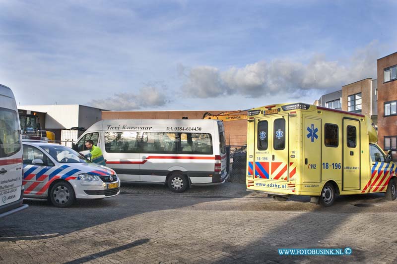 11121708.jpg - FOTOOPDRACHT:Sliedrecht:17-12-2011:Foto: Het taxibusje in Hardingsveld waar de man in werdt aangetroffen en de Ambulance die de man naar een ziekenhuis brengtEen 36 jarige man uit locatie De Merwebolder (asvz) in Sliedrecht, was sinds gisteren 16.00 uur 16-12-2011 vermist nadat hij met een taxibusje was afgezet bij de hoofdingang. Om 22.00 uur werd er alarm geslagen en werd er een zoek tocht optouw gezet door personeel en politie en de politiehelikopter die in de ochtend van 17-12-2011 vervolg kreeg van de brandweer die alle sloten en vijvers rond om het complex met duikers afzocht en rond 12,00 uur werd de ME ingezet en ook zijn politiehonden ingezet om een zoek tocht in omgeving van Sliedrecht te doen naar de vermiste man. Echter om 13,30 uur kwam het bericht dat de man was aangetroffen in het taxibusje (Hardingsveld) waar de man de vrijdag rond 16.00 uur mee was afgezet bij de Merwebolder. De politie gaat een stevig gesprek aan met het taxi bedrijf en de chauffeur hoe dit heeft kunnen gebeuren. De man is door Ambulance personeel bekeken en naar een ziekenhuis vervoerd.Deze digitale foto blijft eigendom van FOTOPERSBURO BUSINK. Wij hanteren de voorwaarden van het N.V.F. en N.V.J. Gebruik van deze foto impliceert dat u bekend bent  en akkoord gaat met deze voorwaarden bij publicatie.EB/ETIENNE BUSINK