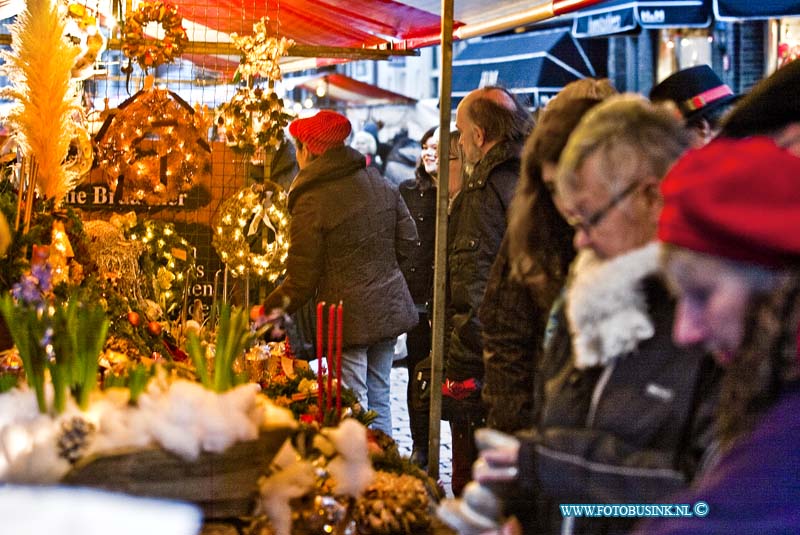 11121710.jpg - FOTOOPDRACHT:Dordrecht:17-12-2011:Mooie en gezellige drukte op de Dordtse kerstmarkt dit weekend. Deze digitale foto blijft eigendom van FOTOPERSBURO BUSINK. Wij hanteren de voorwaarden van het N.V.F. en N.V.J. Gebruik van deze foto impliceert dat u bekend bent  en akkoord gaat met deze voorwaarden bij publicatie.EB/ETIENNE BUSINK