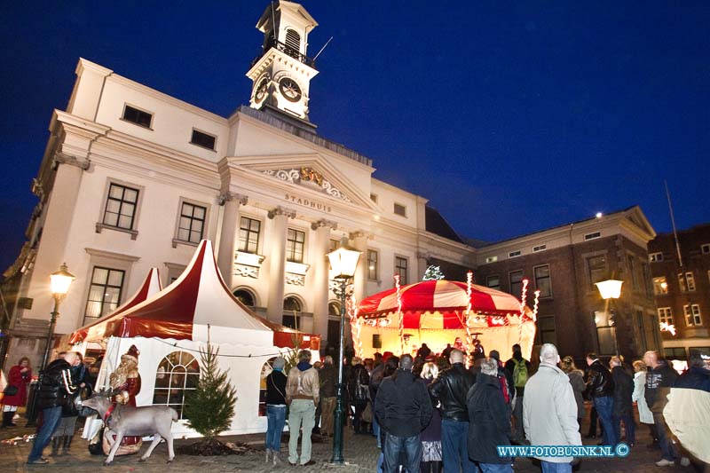 11121713.jpg - FOTOOPDRACHT:Dordrecht:17-12-2011:Mooie en gezellige drukte op de Dordtse kerstmarkt dit weekend. Deze digitale foto blijft eigendom van FOTOPERSBURO BUSINK. Wij hanteren de voorwaarden van het N.V.F. en N.V.J. Gebruik van deze foto impliceert dat u bekend bent  en akkoord gaat met deze voorwaarden bij publicatie.EB/ETIENNE BUSINK