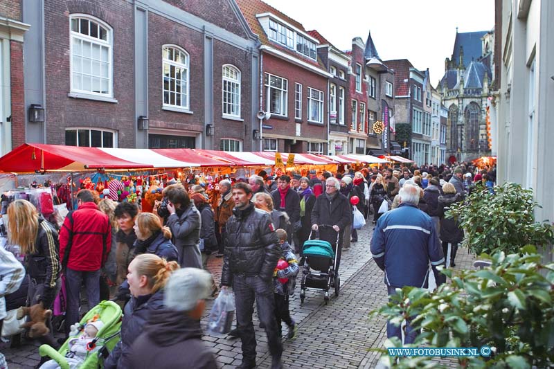 11121714.jpg - FOTOOPDRACHT:Dordrecht:17-12-2011:Mooie en gezellige drukte op de Dordtse kerstmarkt dit weekend. Deze digitale foto blijft eigendom van FOTOPERSBURO BUSINK. Wij hanteren de voorwaarden van het N.V.F. en N.V.J. Gebruik van deze foto impliceert dat u bekend bent  en akkoord gaat met deze voorwaarden bij publicatie.EB/ETIENNE BUSINK