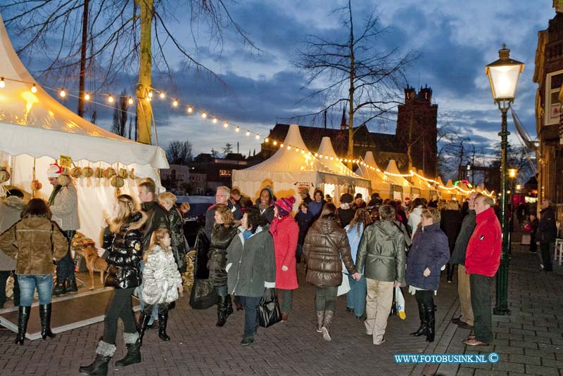 11121715.jpg - FOTOOPDRACHT:Dordrecht:17-12-2011:Mooie en gezellige drukte op de Dordtse kerstmarkt dit weekend. Deze digitale foto blijft eigendom van FOTOPERSBURO BUSINK. Wij hanteren de voorwaarden van het N.V.F. en N.V.J. Gebruik van deze foto impliceert dat u bekend bent  en akkoord gaat met deze voorwaarden bij publicatie.EB/ETIENNE BUSINK